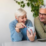 Se espera que a los 60 o 70 años predominen la tristeza y el malestar, cuando en realidad muchas personas describen esta etapa como una de las más gratificantes y satisfactorias a nivel emocional. Se espera que a los 60 o 70 años predominen la tristeza y el malestar, cuando en realidad muchas personas describen esta etapa como una de las más gratificantes y satisfactorias a nivel emocional.