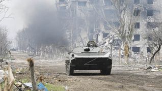 DESTRUCCIÓN. Un blindado ruso recorre una zona metalúrgica en la ciudad de Mariúpol, cuya caída definitiva se considera inminente.