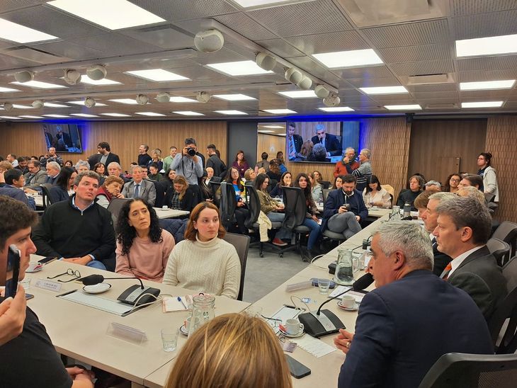Rectores y representantes académicos se reunieron con diputados para presentar proyecto de financiamiento universitario.