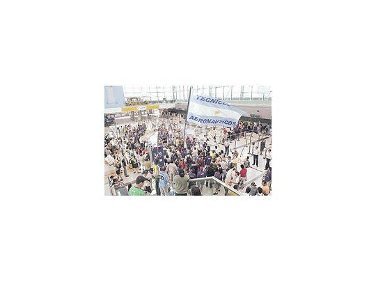 Activistas de APTA cambiaron el corte de la Riccheri por una batucada, pero amenazaron convolver a interrumpir el único paso hacia Ezeiza. El conflicto no tiene miras de solucionarse.