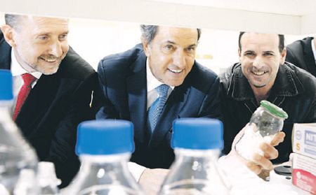 Con la veda sobre los actos institucionales, el candidato del oficialismo se mostró ayer en Rosario junto a Bonfatti y a la intendenta Mónica Fein. Perotti capitalizó el envión de la visita de Daniel Scioli a la ciudad.