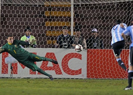 Funes Mori anota el gol de penal.