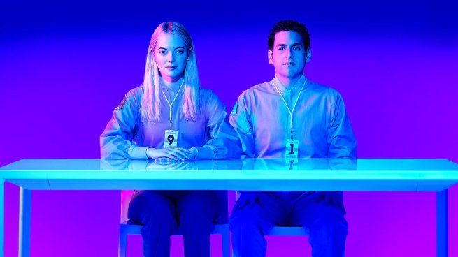 Emma Stone y Jonah Hill protagonizan una serie que fusiona ciencia ficción y drama en solo 10 episodios.