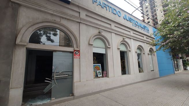 La sede del Partido Justicialista de Chaco fue atacada con un ladrillo. 