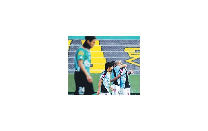 El abrazo entre Ribair Rodríguez y el autor de los dos goles César «Picante» Pereyra. Belgrano obtuvo un gran triunfo y agudizó la crisis de Banfield.