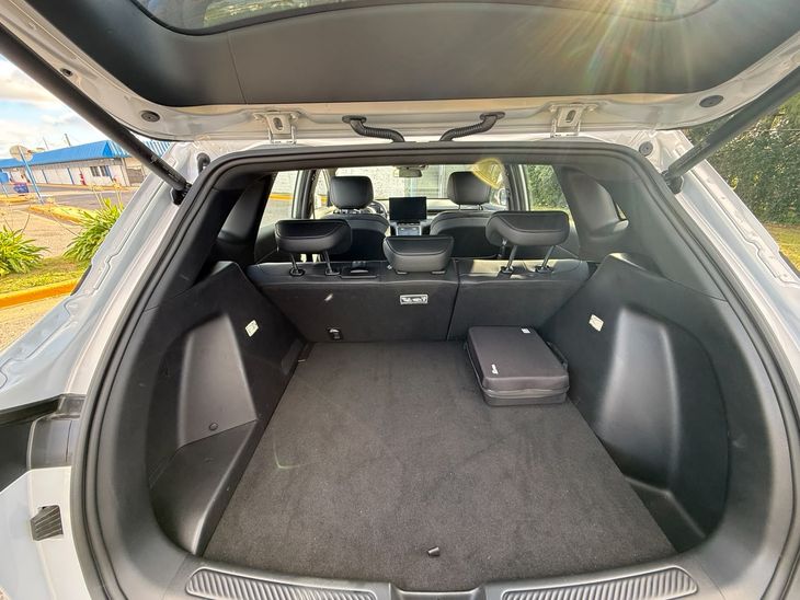 Pensada también para viajar, ofrece un baúl amplio y funcional, ideal para cargar valijas o equipaje sin inconvenientes. En ese sentido, cumple con creces como vehículo familiar o para trayectos largos. Pensada también para viajar, ofrece un baúl amplio y funcional, ideal para cargar valijas o equipaje sin inconvenientes. En ese sentido, cumple con creces como vehículo familiar o para trayectos largos.
