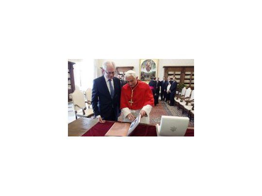 Van Rompuy regaló al papa un libro sobre Europa (Europe, epure dun dessei, Europa esbozo de un proyecto), y Benedicto XVI le correspondió con la medalla en oro de su pontificato.