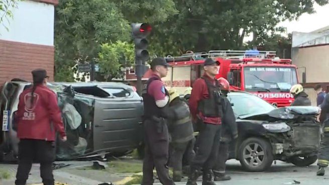 El conductor del Toyota Etios cruzó en rojo, chocó, volcó y atropelló a una familia que iba a viajar.