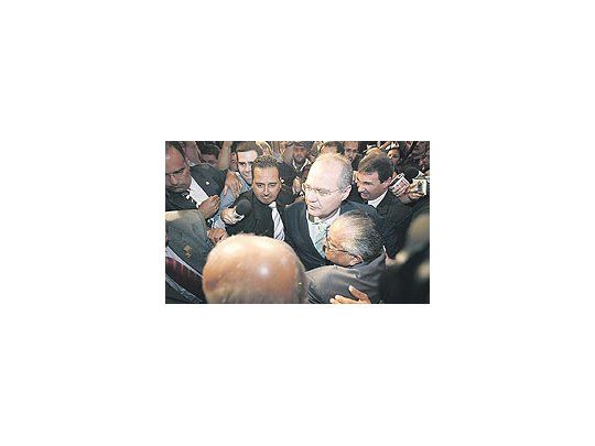 Renan Calheiros, ayer al llegar al Senado brasileño para presenciar la votación de sus paressobre los cargos de «quiebra del decoro parlamentario» que se le habían levantado. Sesalvó con apoyo del Partido de los Trabajadores.