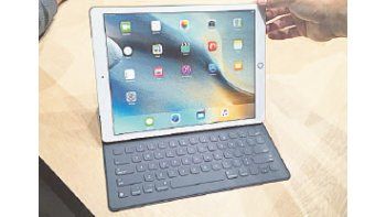 El nuevo modelo iPad tiene teclado y un Apple Pencil, opcional.