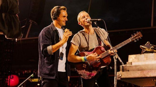 Roger Federer sorprendió a todos y con su presencia revolucionó un recital de Coldplay en Zurich, Suiza. El extenista se subió al escenario y cantó canciones de la banda junto a Chris Martin.