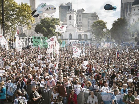 Marcha. En la Plaza de Mayo del centro porteño miles de personas se manifestaron en el 43 aniversario del golpe del 76.