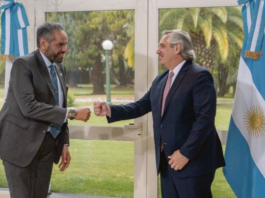 El embajador de Kuwait y Alberto Fernández se entusiasmaron con nuevos desarrollos.