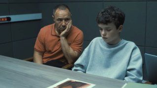 Serie Adolescencia de Netflix. No solo son los padres los responsables de educar, cuidar y amar a los jóvenes adolescentes.