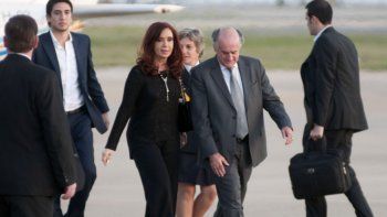 Cristina y Parrilli en Aeroparque.