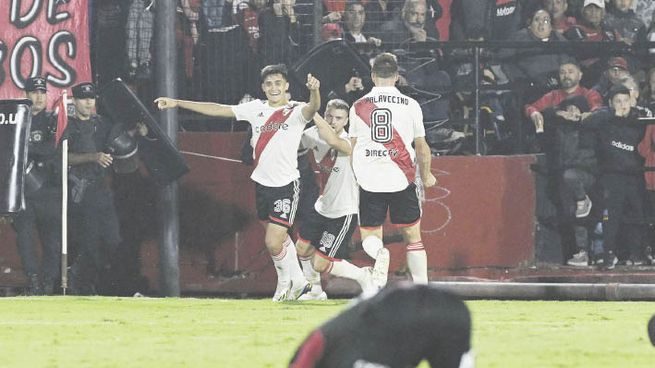 imparable. Solari celebra el gol en el último minuto, que le dio a River otro triunfo que lo afianza en la cima.