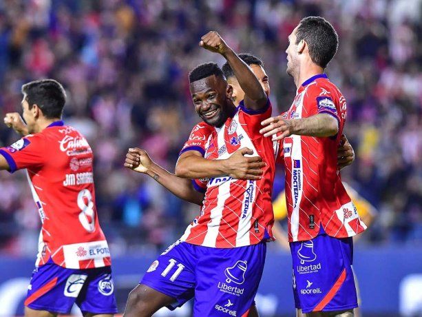 En el partido de ida por los cuartos de final, Atlético San Luis dio la sorpresa y goleó 3 a 0 a Tigres que, si bien tiene ventaja por una mejor posición en la tabla general, deberá ganar por tres goles de diferencia.
