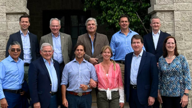 El presidente Luis Lacalle Pou y la comitiva de congresistas estadounidenses en la residencia de Anchorena, en abril pasado.