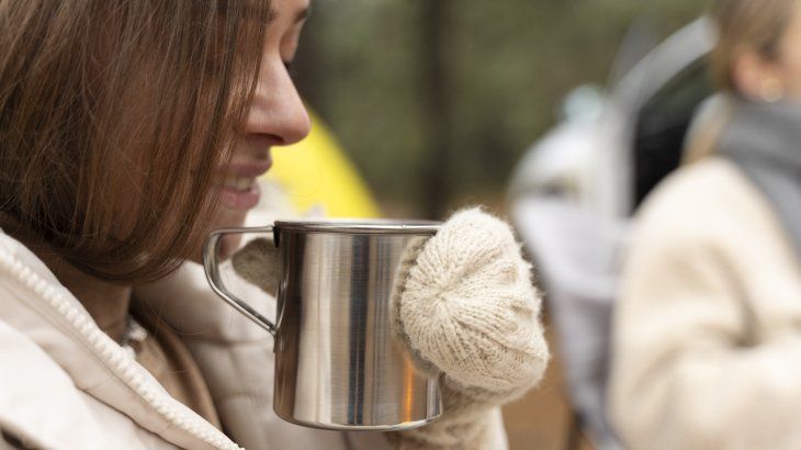 Tomar infusiones calientes puede ayudar enormemente a evitar el frío. Tomar infusiones calientes puede ayudar enormemente a evitar el frío.