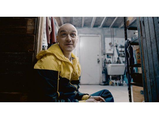Netflix: a man with dissociative identity disorder kidnaps three girls and reveals his most scary personalities in this film