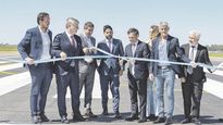 Jornada. El gobernador peronista Sergio Ziliotto, durante su participación ayer en la reinauguración del aeropuerto de Santa Rosa. Más tarde rubricó los decretos de rigor para oficializar el calendario electoral.