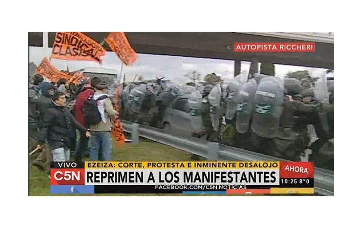 El canal de noticias C5N mostró el violento desalojo de los trabajadores, que ocupaban la autopista Riccheri.