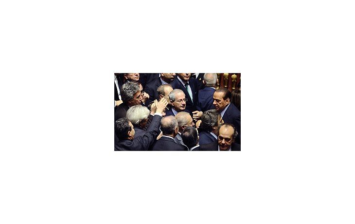El primer ministro de Italia, Silvio Berlusconi, superó en la Cámara de Diputados las mociones de censura contra su Gobierno.