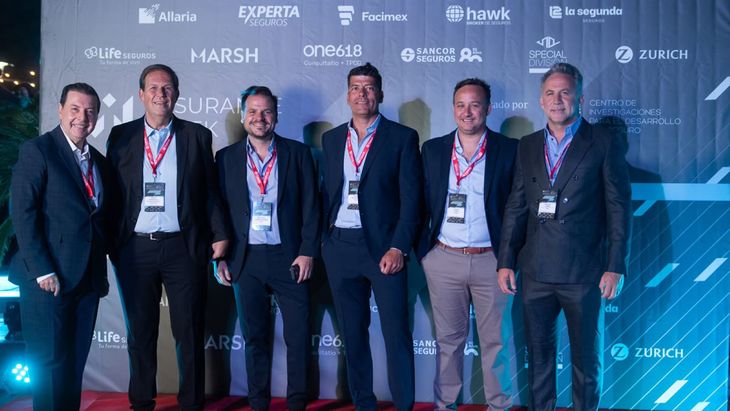 Sebastián Larrea, el último a la derecha de la imagen, junto a referentes del mercado asegurador, uno de los principales encuentros de la industria Sebastián Larrea, el último a la derecha de la imagen, junto a referentes del mercado asegurador, uno de los principales encuentros de la industria