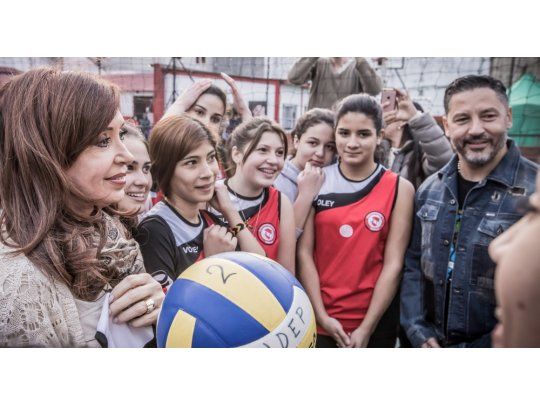 Cristina estuvo en el distrito de Merlo, donde se reunió con presidentes de clubes de barrio. La expresidente exigió hacerle frente al retroceso que atraviesa al país.