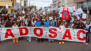 La Asociación Docentes de Santa Cruz marchó hacia la Legislatura, en un contexto de paro de dos días, por el rechazo al proyecto de ley de emergencia del gobernador Claudio Vidal y pide la apertura de paritarias. La Asociación Docentes de Santa Cruz marchó hacia la Legislatura, en un contexto de paro de dos días, por el rechazo al proyecto de ley de emergencia del gobernador Claudio Vidal y pide la apertura de paritarias.