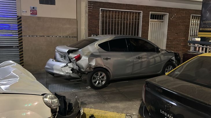 El vehículo terminó impactando contra otros autos que estaban estacionados.