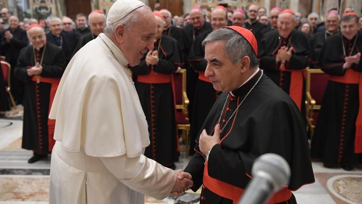 Según la prensa del Vaticano, Becciu habría recibido dos cartas firmadas por Francisco pidiéndole no participar en el cónclave
