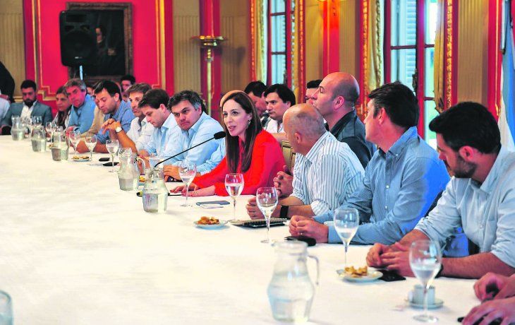 Aglutinados. La gobernadora encabez&oacute; ayer en la residencia de la Casa de Gobierno la reuni&oacute;n de gabinete ampliado y luego con los intendentes &ldquo;con y sin tierra&rdquo;.