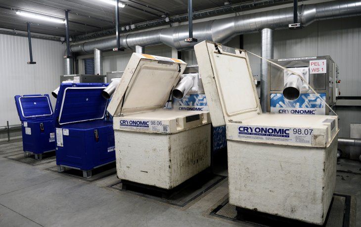 INGENIO. La empresa belga Cryonomic produce a toda velocidad máquinas generadoras de hielo seco para trasladar las vacunas de Pfizer y BioNTech.