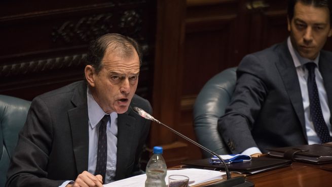 El senador Guido Manini Ríos reconoció que apenas se habla con el presidente Luis Lacalle Pou tras la renuncia de su esposa como ministra de Vivienda.