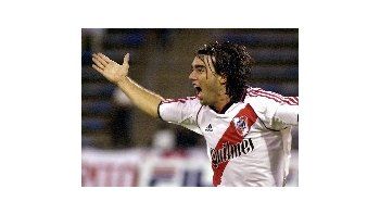Martín Cardetti hizo dos goles en la victoria de River