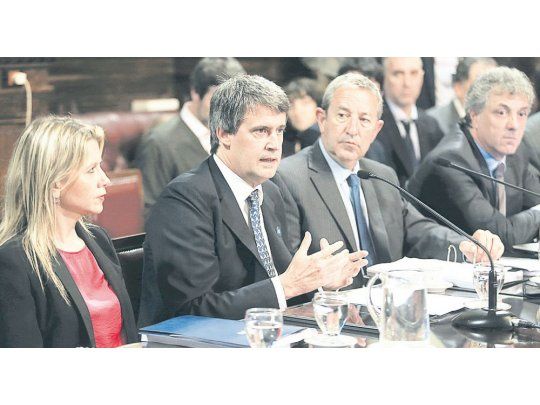 Visita. Alfonso Prat Gay pasó ayer por la primera reunión de debate en comisión del Senado del proyecto de Presupuesto 2017. La presidió Julio Cobos, ya que Juan Manuel Abal Medina estaba fiscalizando en EE.UU.