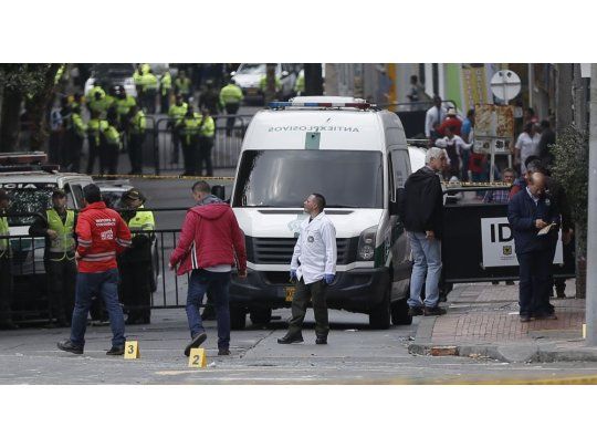 Las autoridades colombianas informaron que ocurrió en el centro de la capital, cuando la policía se encontraba custodiando una plaza durante la última corrida de toros.