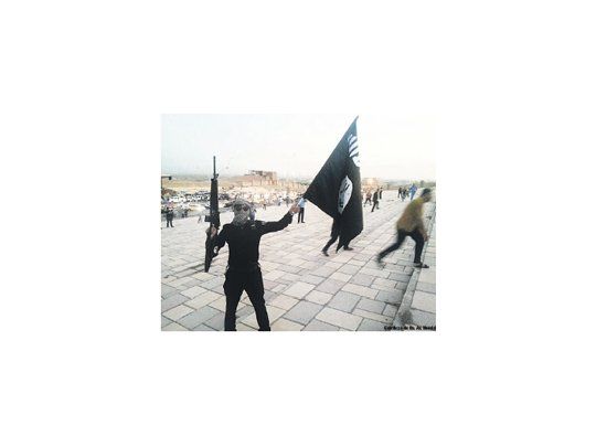 La llegada de los milicianos del Estado Islámico a Mosul, la segunda ciudad de Irak, alteró por completo la vida social. Las mujeres sufren una grave discriminación y los miembros de las minorías no sunitas pierden sus viviendas y su fuente de ingresos.