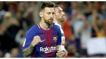 Lionel Messi ya no sabe como festejar.