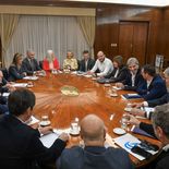 Luis Caputo y Patricia Bullrich se reunieron con senadores aliados en medio de la agenda legislativa del oficialismo. Luis Caputo y Patricia Bullrich se reunieron con senadores aliados en medio de la agenda legislativa del oficialismo.