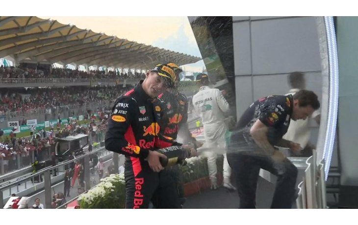 Verstappen, de flamantes 20 años, se regaló la victoria en la decimoquinta carrera de la temporada.