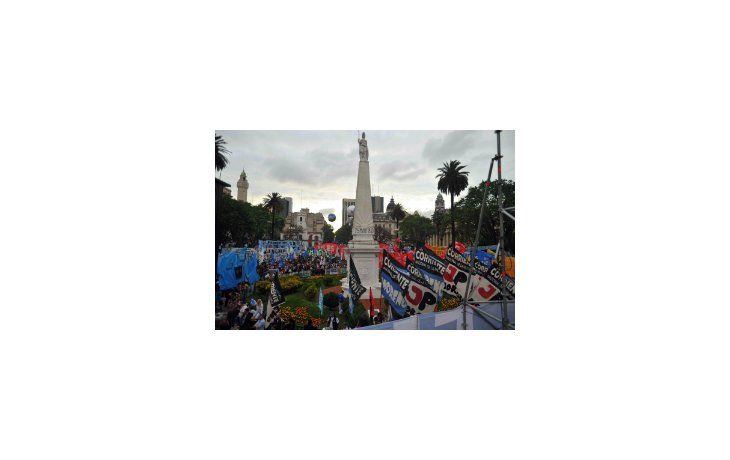 Militantes en Plaza de Mayo.