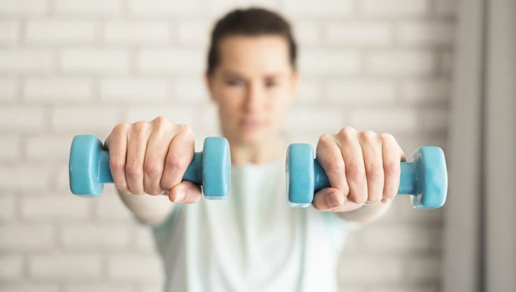 Las mancuernas son los elementos más comunes a la hora de hacer ejercicios en casa.