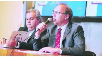 Detalle. Acompañado por el ministro de Gobierno, Pablo Farías, el titular de Economía, Gonzalo Saglione, explica los trazos del Presupuesto.