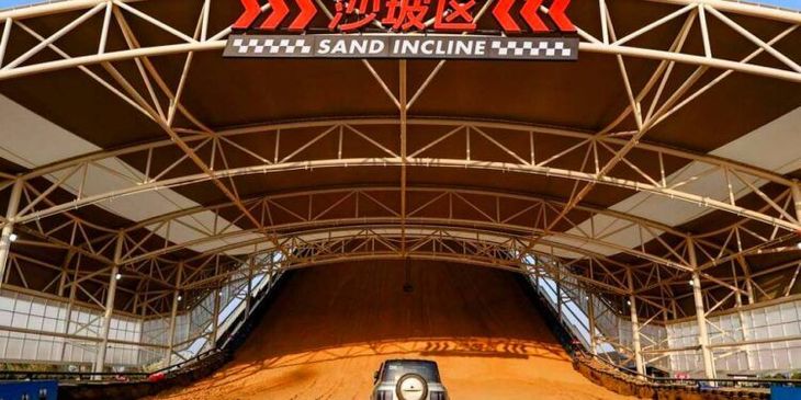 The main layout, 1.7 kilometers, includes closed curves and a 500 -meter line that allows speed of up to 220 km/h. In addition, a 15,000 m² padock serves to show advanced functions such as automatic parking. The main layout, 1.7 kilometers, includes closed curves and a 500 -meter line that allows speed of up to 220 km/h. In addition, a 15,000 m² padock serves to show advanced functions such as automatic parking.