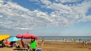 Sombrillas, mar planchado y horizonte abierto: una postal ideal para cortar con la rutina y sumar turismo de costa sin buscar multitudes.
