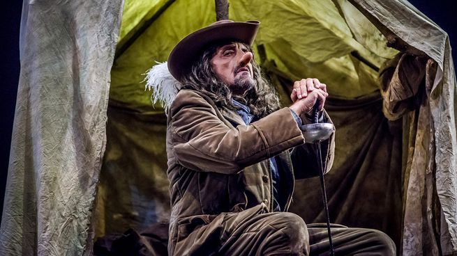 Gabriel Goity como Cyrano, que subirá a escena en el Teatro Presidente Alvear. 