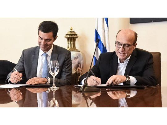 El gobernador de la provincia, Juan Manuel Urtubey, suscribió a un convenio marco de cooperación con el intendente de la capital de Uruguay, Daniel Martinez.