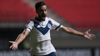 Agustín Bouzat abrió el marcador para Vélez que ganó en Chile y mantiene su sueño de clasificación en la Copa Libertadores.
